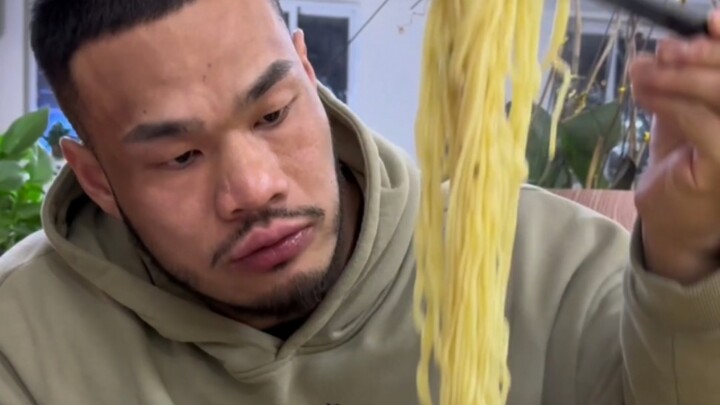 Tôi nghe nói chỗ này có dịch vụ rót thêm miễn phí? Tôi muốn thử mì ramen, nhưng...