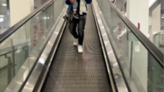 就知道看手机，自己坐反了电梯还不知道