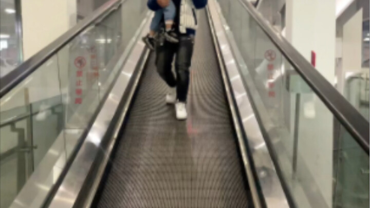 就知道看手机，自己坐反了电梯还不知道