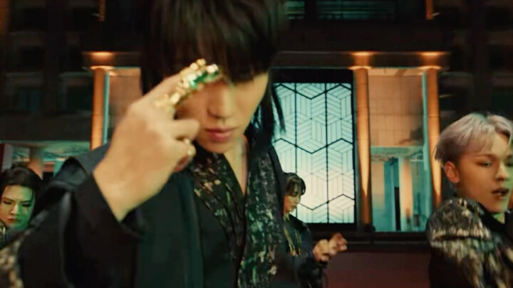 واحد بيزور دار الزهور، والآخر بيطهر دار الزهور بالدم.