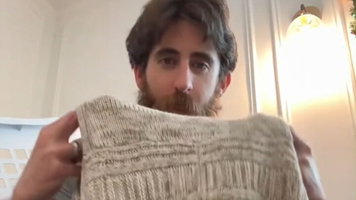 Người đàn ông phát hiện một chiếc áo kỳ lạ của vợ: chỉ có phần cổ tay, không có cổ áo, chẳng biết mặ