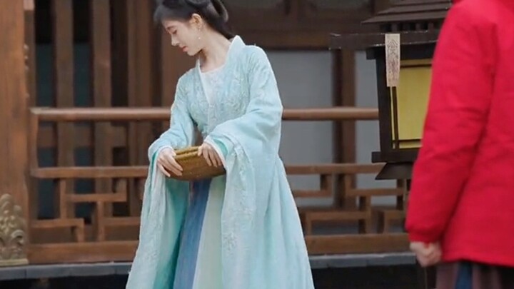 [Ju Jingyi] Bakat yang lucu! Dia hampir jatuh ke tanah dengan langkahnya yang ringan.