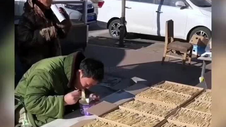 At 10 yuan for three, they’re basically unsellable—3 yuan per stick still doesn’t even break even!