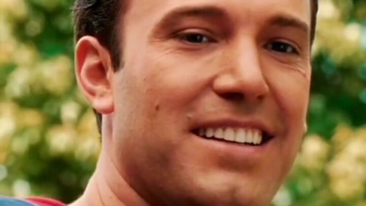 Siêu nhân giả bị súng lục nhỏ uy hiếp, còn Batman thật thì sao?