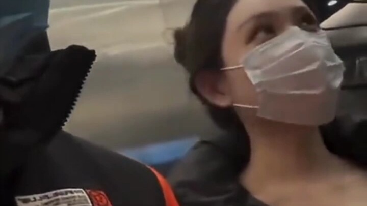 Trang điểm thế này, chắc mẹ cậu gặp cũng phải ngắm kỹ năm phút mới dám nhận ra luôn đấy!