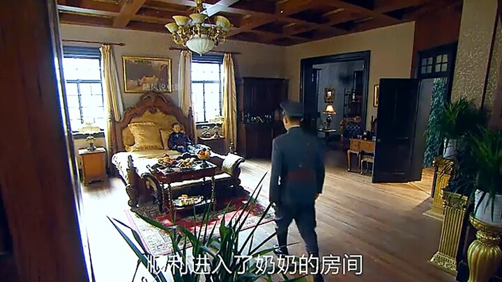 An elderly woman poses as a wealthy tycoon to stay at a hotel