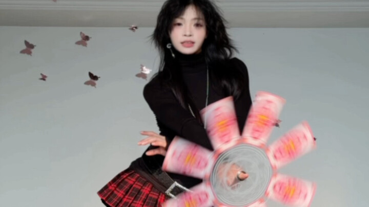 Kucing kecil nempel sama siapa yang dia suka—kamu juga begitu? #TarianPiringPutar #TarianPiringPutar