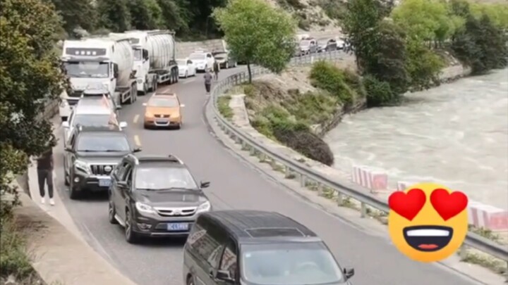 Làm tốt lắm! Cái kiểu không tuân theo quy tắc thế này thì phải bắt đứng xếp hàng từ đằng sau.