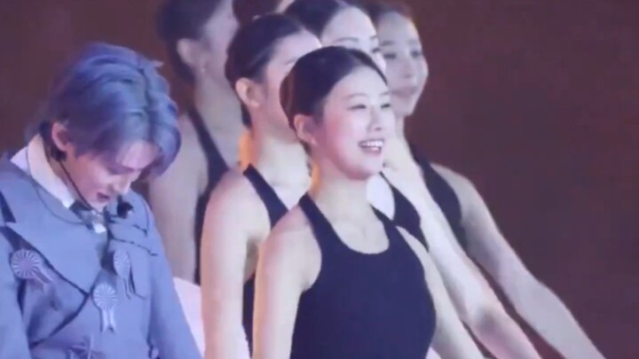 เมื่อเหล่านักเต้นประกอบเต้นเพลง "1999" ของมาร์ค ต่างก็มีความสุขจากใจจริง