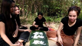 gadis Dayak || masak bambu muda+ikan asin dll di hutan Kalimantan