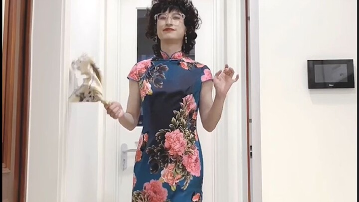 “Tú Tú, sao trông cậu nhát thế?” “Suỵt! Mẹ tớ đến rồi!”