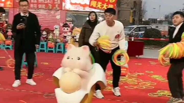 معركة الأبطال الثلاثة ضد ملك الحلبة