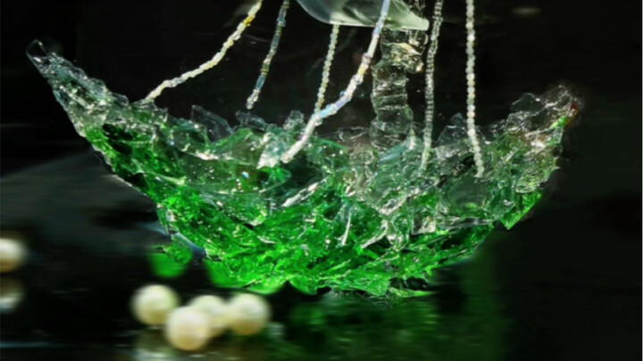 سفينة فنية مبتكرة من الزجاجات الفارغة المهجورة، وكأنها تمنح أرواحها رحلة تجوال جديدة!