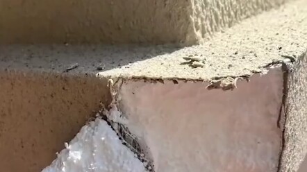 หญิงสาวพบว่าเสาในหมู่บ้านเป็นโฟม หวั่นอาคารเสี่ยงอันตราย ชาวเน็ตวิจารณ์: ความไม่รู้ช่างน่ากลัว! -