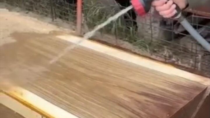 一块 漂亮 的 黑 胡桃 木 料, 准备 被 加工 成 规 格 材。I hope my translation makes sense