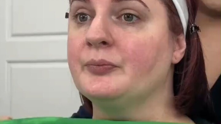 “Tes warna personal” yang lagi viral belakangan ini—begitu memilih warna yang tepat, mata si cewek l