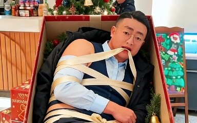 Waiting for the Santa gift box, collecting all skins