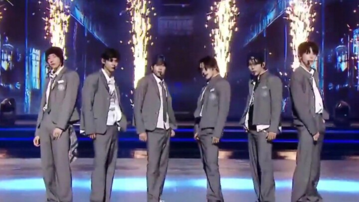 การแสดงเวทีอย่างเป็นทางการของ RIIZE ในการคัฟเวอร์เพลง "Growl" ช่วงสิ้นปี