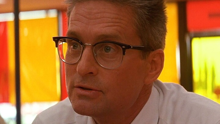 Kakak temperamental, pesan makanannya yang serius!