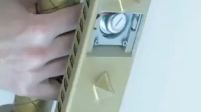 Memegang gergaji mesin berbentuk pedang ini, kekacauan hanyalah kotoran