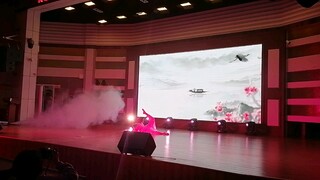 Tiết mục múa "Mei" năm 2021 của trường trung học phổ thông E'nan được quay bằng một tay bởi một nữ s