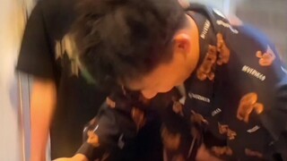ไม่คิดเลยว่าจะเกิดเรื่องแบบนี้! แค่ออกไปทิ้งขยะกลับถูกล็อกอยู่ข้างนอก ยังดีที่มีกุญแจสำรอง!