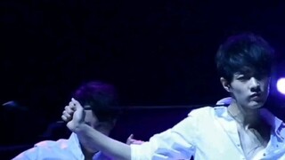 Komentar eksternal: Xiao Zhan menari dengan kemeja putih, dan Lan Wangji ngiler di latar belakang!