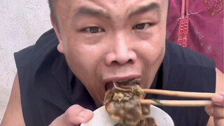 Makanan khas manusia nih! Benar-benar gak enak!