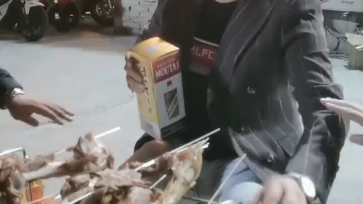 Barbeku dengan Moutai... Keluarkan arak kecilnya!!!!