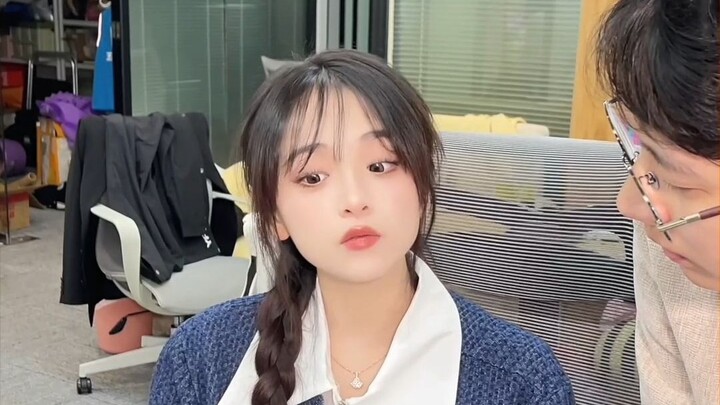 Mobil bos namanya apa? Jangan-jangan namanya “YuanYangGuo” yang dipakai untuk merendam kaki ya~