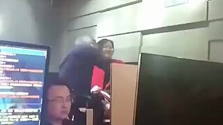 The child was caught by his parents after secretly going out to surf the Internet, and a fight broke