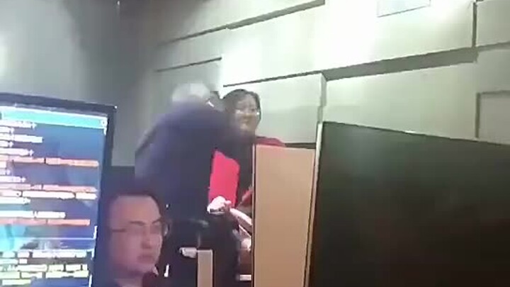 ألقت الشرطة القبض على طفل بعد خروجه سراً لتصفح الإنترنت، واندلع شجار بين الرجال والنساء في مقهى الإن