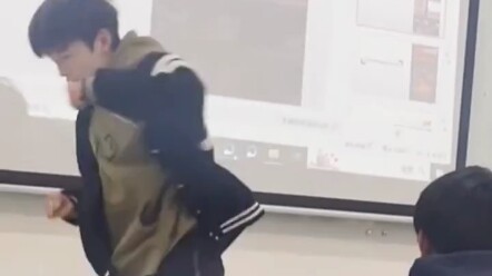 พอครูรู้ว่านักเรียนเป็น “โซเชียลเน็ตเวิร์กสุดขีด” ก็เลยให้ขึ้นเวทีเต้นเพลงต้าปี้ซิว ชาวเน็ตบอก: ประเ