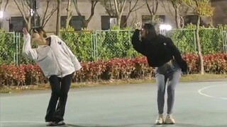 [Versi lengkap] Bagaimana rasanya menari LipHip di depan seluruh sekolah?