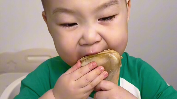 ลูกมนุษย์ดื่มด่ำกับการกินอย่างเต็มที่