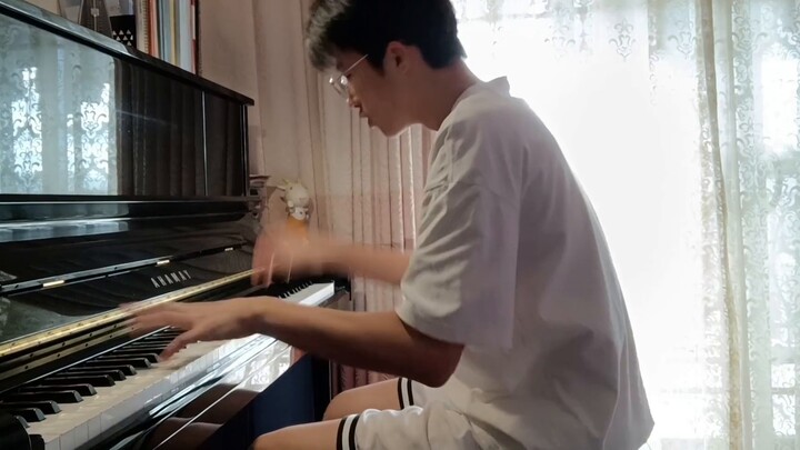 Saku B yang bangun pagi memiliki piano untuk dimakan!