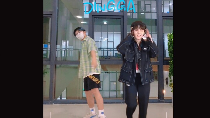 【Izuki Daisho】Fan nam may mắn xuất hiện cùng lúc với vũ đoàn nữ trong điệu nhảy "dingga" xuyên không