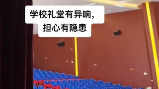 Tiếng chuông báo động trong hội trường trường học