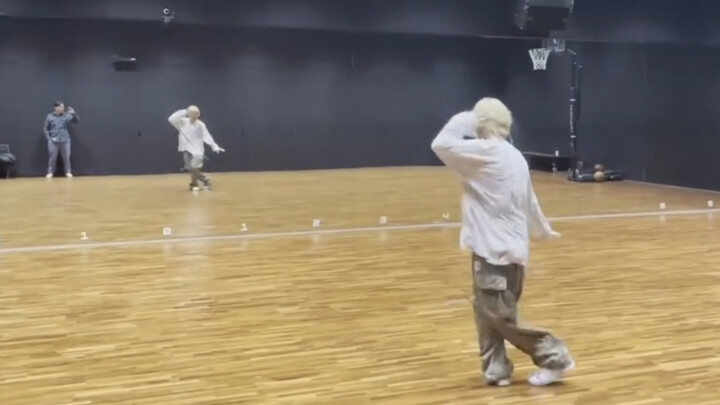 How daring! A practice room full of live mics, singing and dancing! And not even taking a breath! Ma