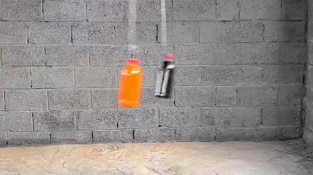 玻璃瓶互撞爆破解压时刻