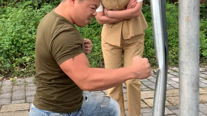 หนุ่มบึกบึนเตะท่อเหล็กจนงอ ตอบสนองความต้องการของแฟนๆ