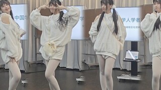 Aku menari kelinci di klub sambil belajar di Korea~ Kelinci itu lucu sekali kan~