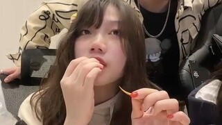 Keqing's voice actress, Teacher Ganzhe, starts a mukbang