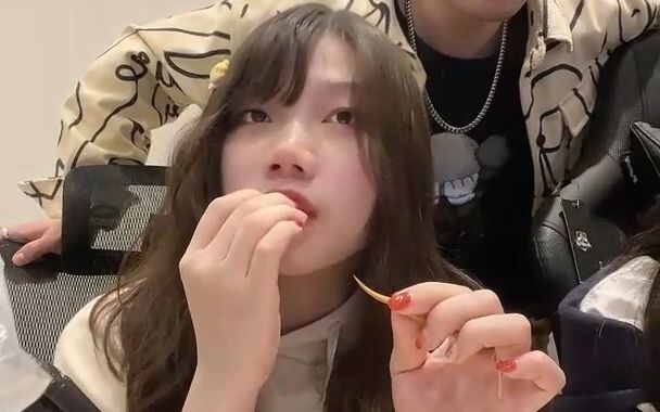 Keqing's voice actress, Teacher Ganzhe, starts a mukbang