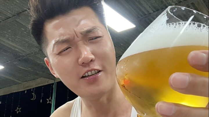 A chilled little beer at the barbecue stall — it’s the perfect way to blow off all the summer stress