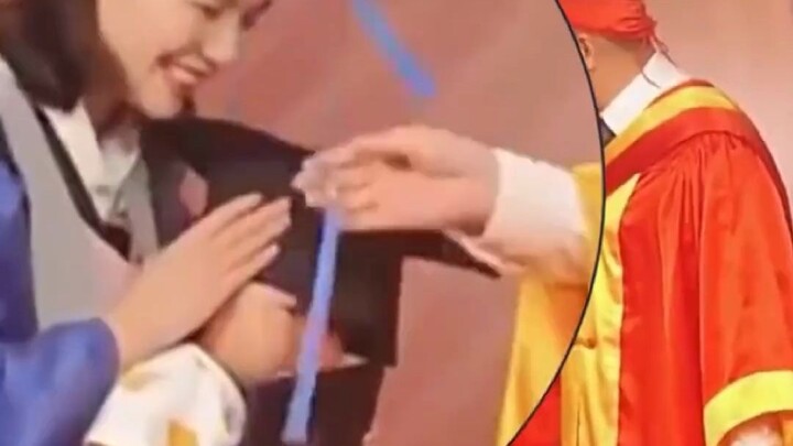 A female master’s graduate brings her child to the graduation ceremony, and the president even helps