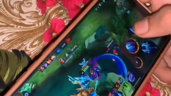 cuma kalah ganteng,ya kali kalah frame 😐😊