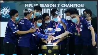 Moment angkat Piala EVOS LEGENDS MPL Season 7 || Luminiare MVP