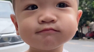 His face isn't the same size, hahahahaha