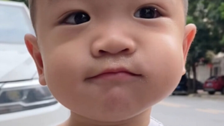 他的脸，不一样大，哈哈哈哈哈